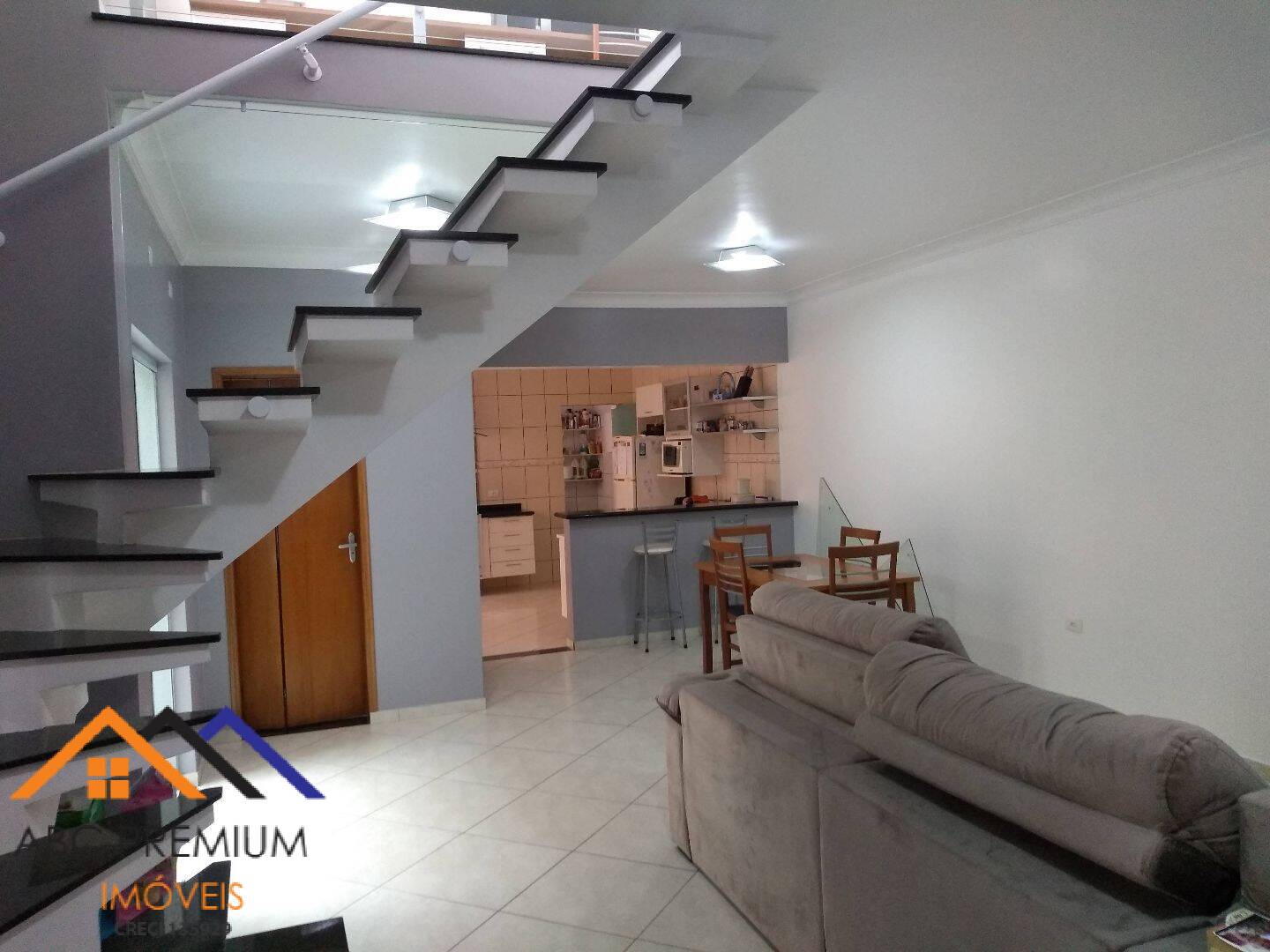 Sobrado à venda com 3 quartos, 215m² - Foto 2